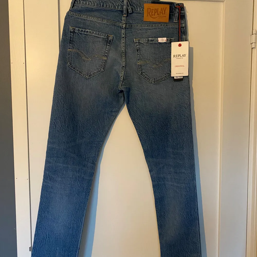 Säljer dessa helt nya replay jeans då det var fel storlek. Aldrig använda med lappen kvar.   W:29 L:30 790kr. Jeans & Byxor.