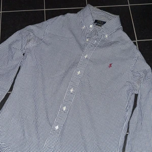 Ralph Lauren - skjorta - Säljer nu denna Ralph Lauren skjortan, med färgen blå/vit, i rutigt motiv. Den är i storlek L samt slimfit. Passar perfekt nu till hösten 🍁 Obs, liten 🤏 missfärgning på kragen