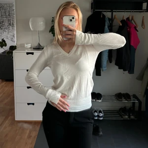 Finstickad tröja  - Finstickad tröja från zara med slit i ärmen, så fin och superbra skick💞