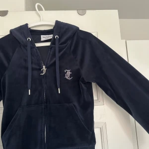 Juicy Couture Tracksuit  - Säljer mitt fina marin blåa juicy set som jag köpte för cirka 2500. Koftan är knappt använd och byxorna är i fint skick fast lite mer använda! Storlek Xs i båda men skulle säga att de sitter mer som än S💙