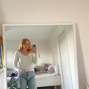 Vit ribbad topp - Bred urringning, vit och ribbad, långa ärmar. 