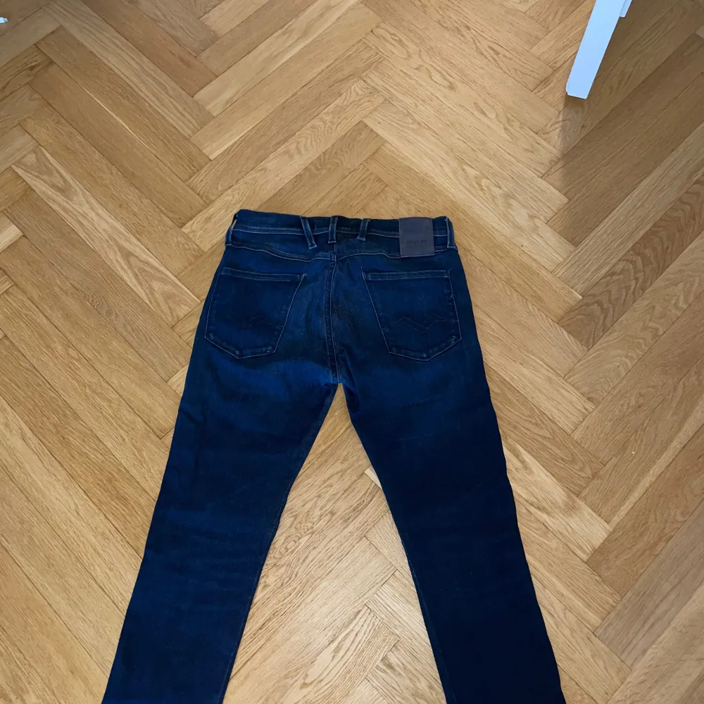 Säljer ett par riktigt clean och flexibla jeans från Replay. De är tyvärr för små för mig. W29, L32. 8/10.. Jeans & Byxor.