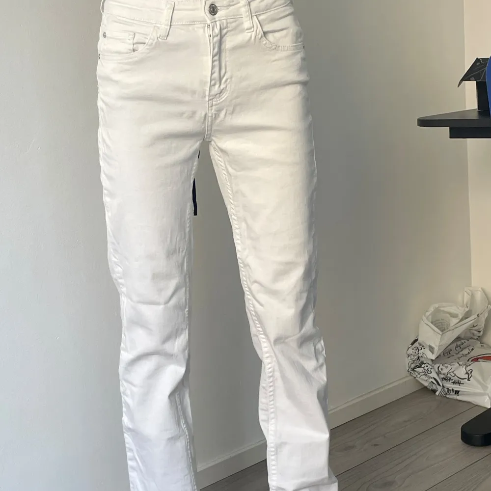 Vita jeans som är i topp skick samt använts fåtal gånger.. Jeans & Byxor.