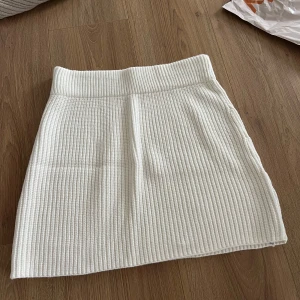 Stickad kjol - Jättefin stickad kjol går att ha till hösten med strumpbyxor, vardags, även som topp