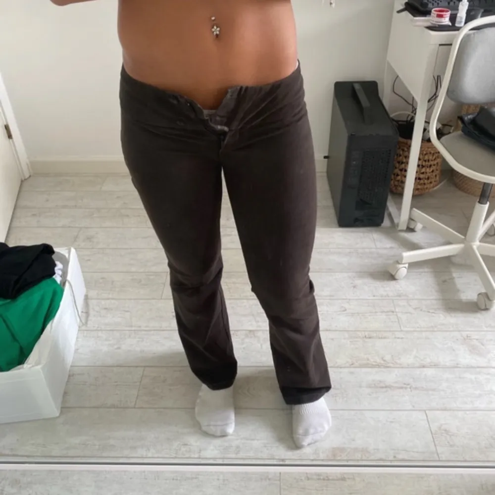 Har ett litet hål i skrevet men inget som syns när de är på. Midjemått 36+stretch och innerbensläng 74. Jeans & Byxor.