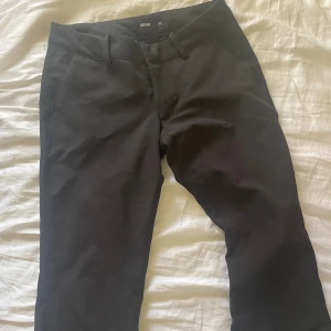 Kostymbyxor lågmidjade  - Säljer dessa fina kostymbyxor från bikbok som inte längre kommer till användning. Storlek 34 men längden på byxorna passar någon som är kortare än 158!!💓