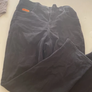 Empyre jeans  - Det är lite katthår på dom för ja har två katter, men ja tar såklart bort allt katthår ❤️❤️ de är i bra skick ❤️köpte för 600kr, pris kan diskuteras 