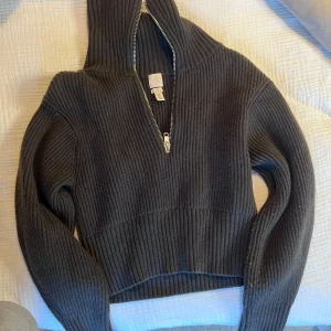 Ulltröja zip - zip ulltrjöa från hm i en brungrön färg. Knappt använd. 
