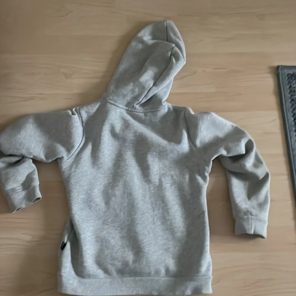 Tja säljer en grå puma hoodie. Tröjan har använts ett fåtal gånger men fint skick. Storlek 152. Hör av er vid funderingar!. Hoodies.