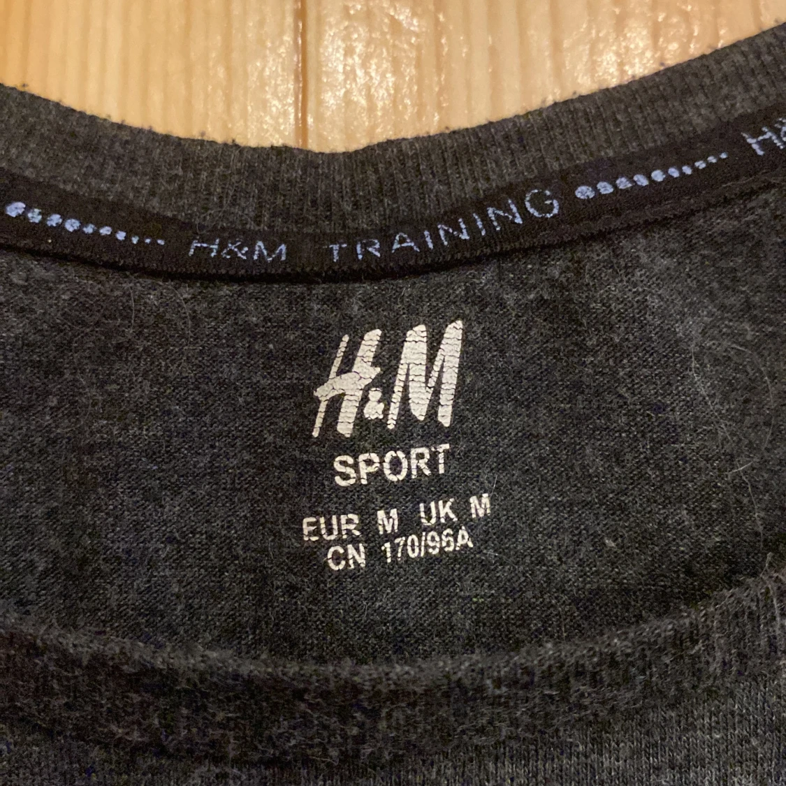 Grå svart T-shirt - 90