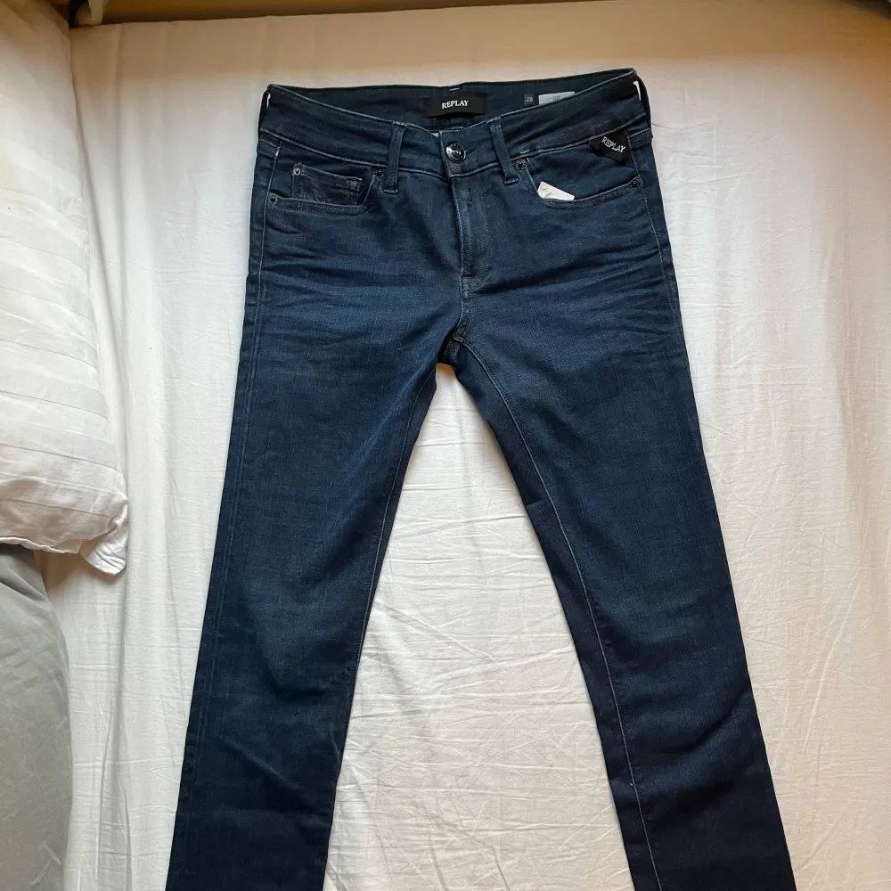 Replay Luz jeans nyskick i stretchig denim med fina detaljer! Storlek 28/32. Jeans & Byxor.