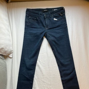 Replay Luz jeans - Replay Luz jeans nyskick i stretchig denim med fina detaljer! Storlek 28/32