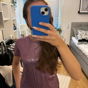 Lila topp - en superfin lila topp, perfekt för fest. storlek 146/152, men passar en xxs/xs/s❤️❤️lägg gärna bud!!