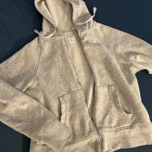 Hoodie - Hoodie med dragkedja. Användt mycket men i bra skick. Den är varm, passar bra för en kvällspromenad. 