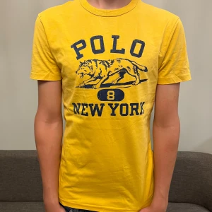 Ralph Lauren t-shirt - Ralph Lauren t-shirt | Storlek S, passar S och stor XS | Jättebra skick ~ 9.5/10 | Kille i bild är 178, tischan sitter bra men lite kort i längden / Mvh