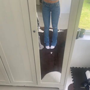 Lågmidjade zara jeans - Superfina Lågmidjade jeans från zara. Tyvärr med ett hål på knät men inget som inte går att laga!!💕