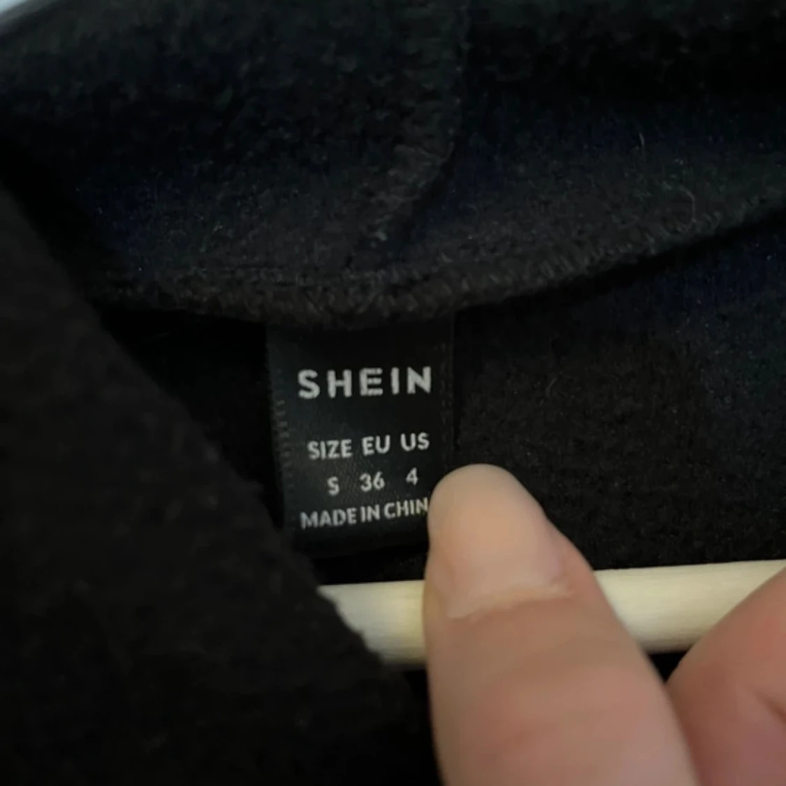 Svart hoodie med tryck från Shein - 92