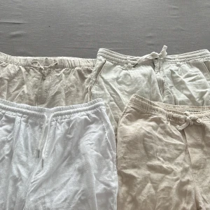 Linnebyxor  - Linnebyxor, vita från H&M längst ner åt vänster, dem beige längst upp till vänster från H&M, dem beige längst upp till höger från LINDBERGH, dem  beige längst ner till höger från A DAYS MARCH 150 var