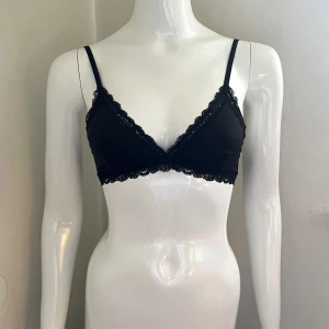 Oanvänd svart bh Monki - Oanvänd mjuk spets-bh från Monki. Knäppning med hyskor bak. Storlek S (75-A-B)
