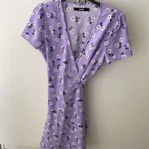 Lila blommig klänning från Bik Bok - Säljer en superfin lila klänning i strl S från Bik Bok. Har använt 3 gånger. Skriv om du undrar över något! 🥰
