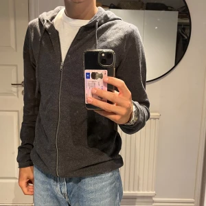 Hel zip stickad tröja  - Säljer min stickade hel zip fårn Jack & Jones. Den är helt ny endast använd en gång. Storlek S. Kom gärna med prisförslag!!