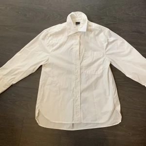 Oversized skjorta från - Vit oversized skjorta från Gina Tricot i storlek xs. Tröjan är gjord av ”more sustainable cotton” och är aldrig använd. Säljer då den tyvärr inte kommer till användning.
