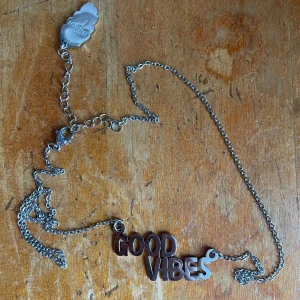 Statement Halsband - Halsbandet är köpt ifrån ioakus hemsida. Orginalpriset är 499kr. Halsbandet är riktigt snyggt och är i metall så de rostar inte. Den är även justerbar💞