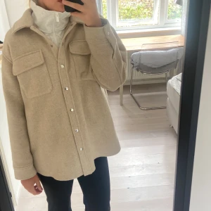 Overahirt/kappa - Enadast använd ett fåtal gånger. Jackan har inga defekter😀 Nypris 1300 kr 