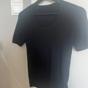 Svart topp - En helt ny aldrig använd svart topp gjord av cashmere. Super skön!