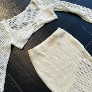 Set - Säljer detta settet, kan passa som beach cover up, virkat typ. Köpt i Spanien, skulle säga storlek S ✨ krämvit