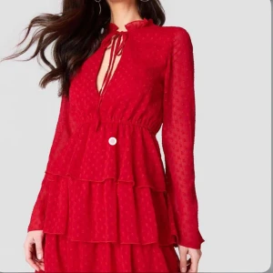 Klänning - Klänning från en av Linn Alhborgs gamla kollektioner med NA-KD❤️  I jättefint skick!!