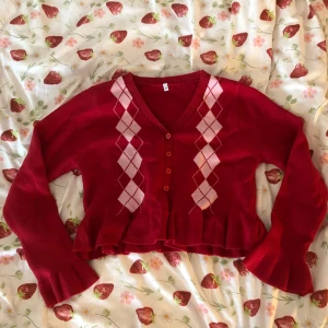 Argyle kofta - Jättesöt och unik röd argyle kofta med rosa detaljer. Väldigt 90-tal/y2k. Storlek S❤️