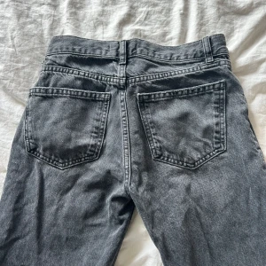 jeans - tvättsvarta jenas från gina, passar från 165 cm💕