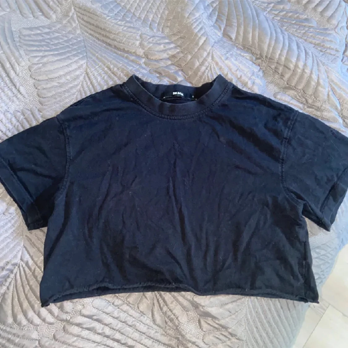 Svart croppad t-shirt från BikBok - 90