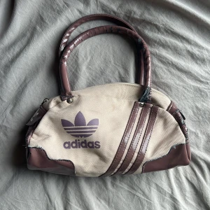 Adidas väska - Använt skick men fortfarande jättefin!