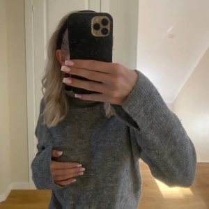 Stickad tröja  - Oanvänd med lite krage och slits i ärmarna 