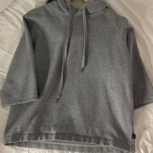 Kortärmad hoddie - Skit snygg kortärmnad hoddie ifrån Tiger of Sweden/jeans och är vintage. Bra skick, använd kanske 2 gånger💫💫💓