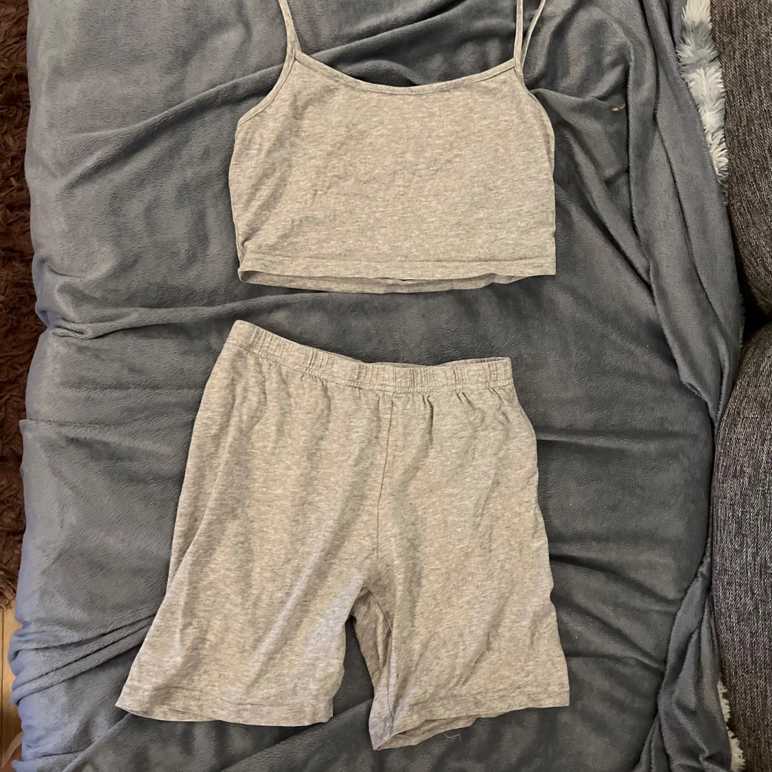 Grå croppad linnetopp