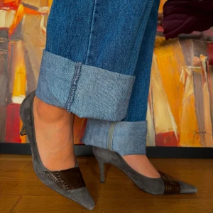 Grå pumps med spetsig tå - Säljer ett par eleganta grå pumps från Peter Kaiser. De har en spetsig tå och en stilren design med mörkbruna detaljer över foten. Perfekta för både vardag och fest!