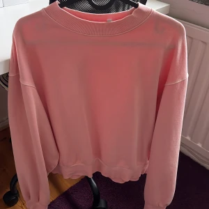 Collegetröja  - Collegetröja från Weekday, fint skick, knappt använd, stor i strl. Pris diskuterbart ❤️‍🔥