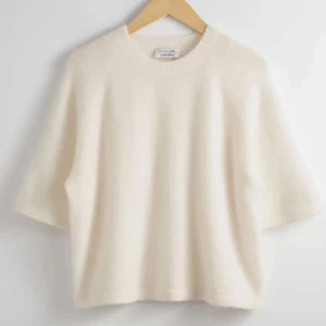 & other stories tröja - Stickad trekvartsärmad tröja från &other stories. Använd några få gånger därav väldigt fint skick, den är inte nopprig osv