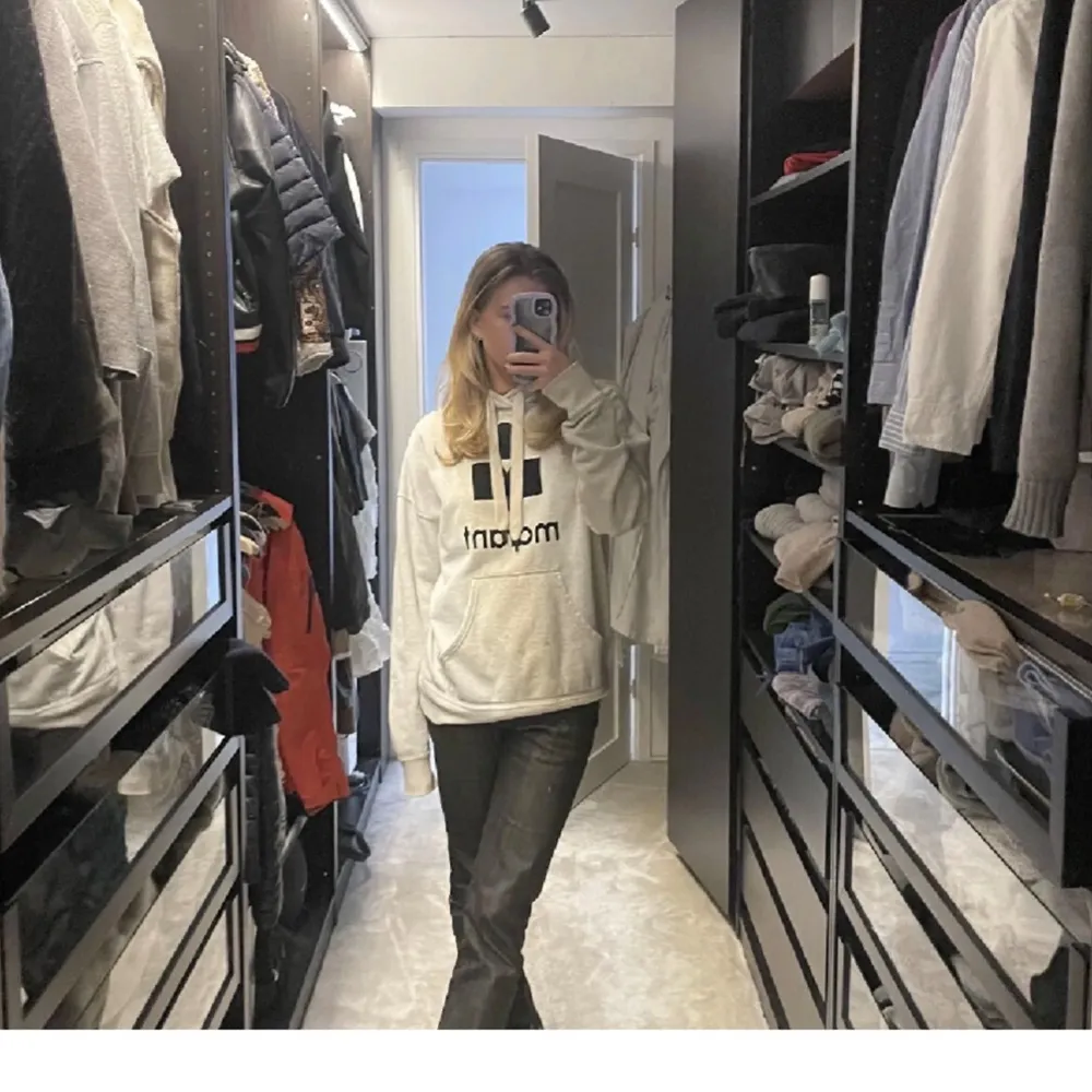 Säljer min kära Isabel Marant hoodie då jag inte använder den längre! Finns två pytte små hål (se bild) och är därför jag säljer för endast 1500kr, men annars i super bra skick! Kan skick fler bilder vid förfrågan. Nypris: 3700kr. . Hoodies.