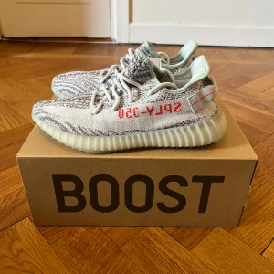 Yeezy Boost 350 V2 ”Blue tint” - Yeezy 350 i storlek 42 2/3 (US 9). DSWT. Orderbekräftelse från Adidas kan skickas digitalt vid förfrågan.