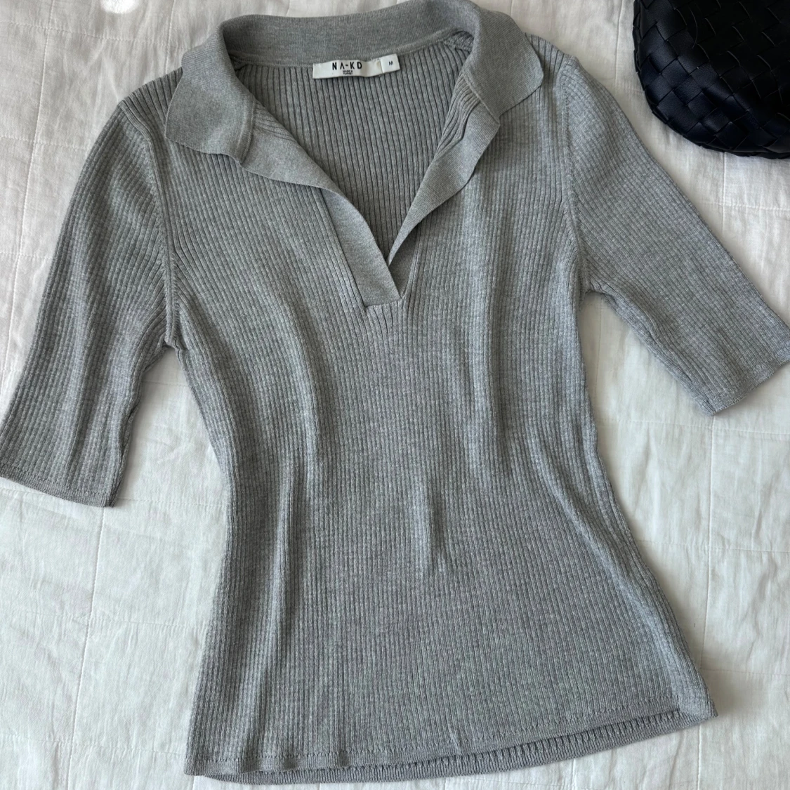 Grå ribbad topp från NA-KD