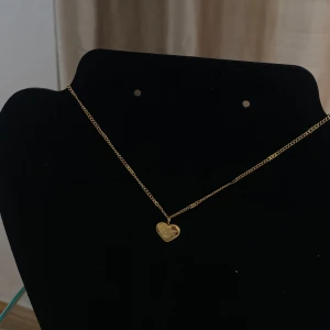 Guld hjärta halsband  - Super fint halsband med ett Guldigt hjärta💞 andra sidan är blank och har inte någon text💓💓