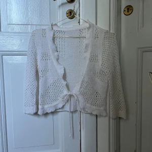 Bolero - Söt bolero i hålstickat mönster med knytband Strl S Mycket fint skick