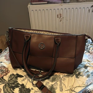 Brun väska - ❗️köpte för ca 350-400kr men säljer för 270❗️En jätte fin handväska som är använd mke men inga fläckar eller så  