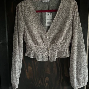 Topp - Korttopp från stradivarius. Ny med prislapp kvar. Storlek L men är mer som M/L.