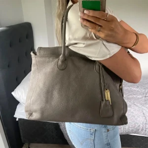 Trendig beige handväska med gulddetaljer! - Jättesnygg beige handväska från märket Rabeanco!💕 bredd: 37cm, djup:10cm, höjd:27cm💕!