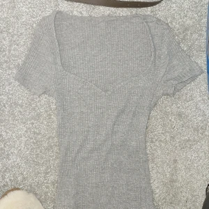 Grå body - Sitter jättefint men är inte riktigt min stil